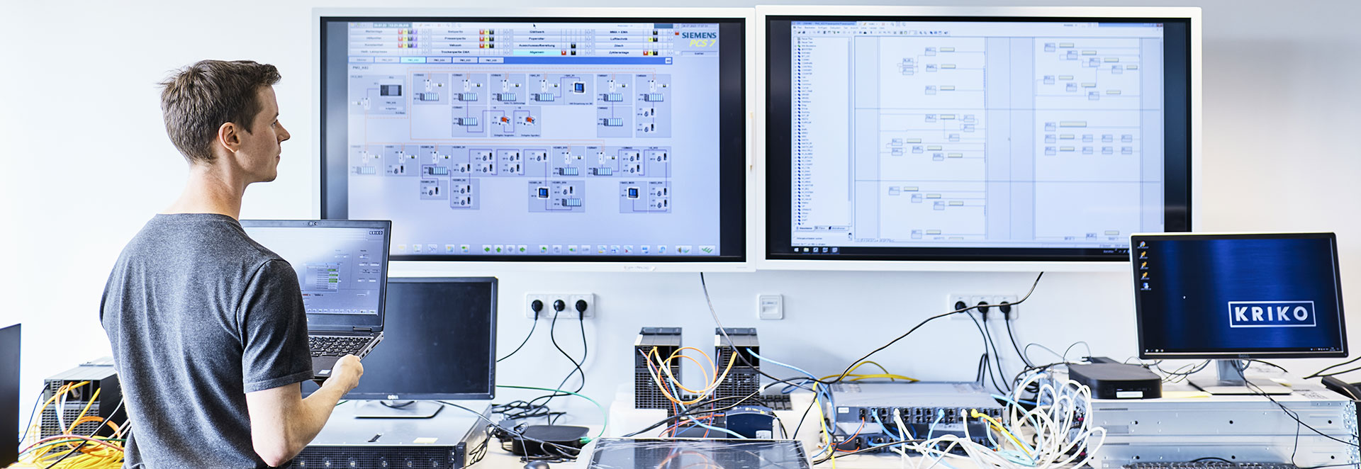 Mitarbeiter in Leitwarte vor Monitoren