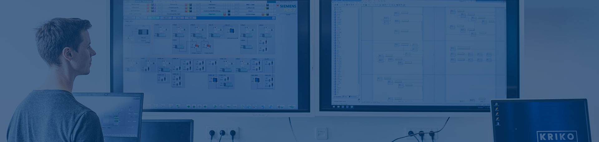 Mitarbeiter vor Bildschirmen mit Prozessleitsystem PCS 7
