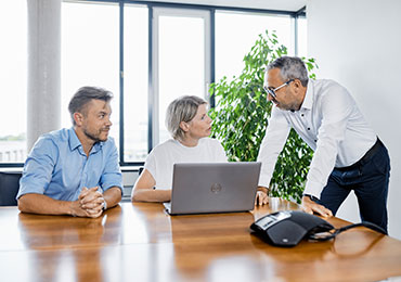 Mitarbeiter erklärt 2 Kollegen etwas