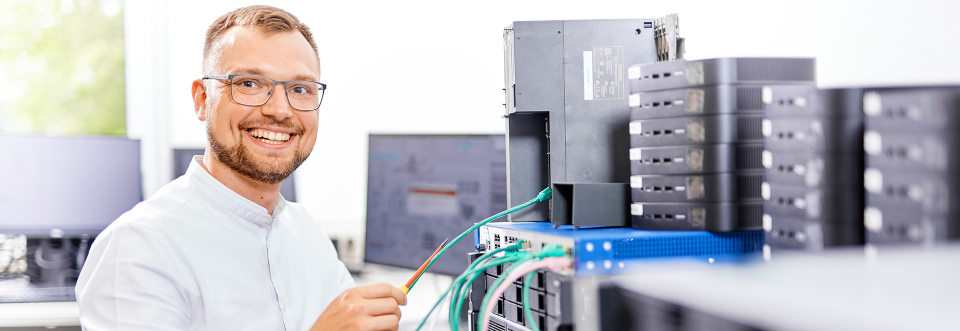 Mitarbeiter arbeitet mit Netzwerkkabeln