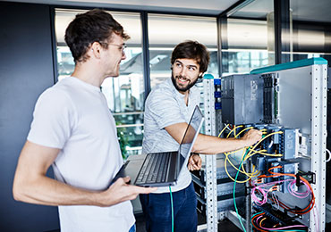 Zwei Techniker an Steuerung