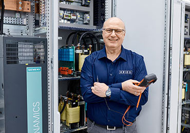 Erfahrener Mitarbeiter mit Messgerät