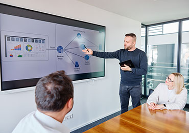 Mitarbeiter zeigt Frontend auf Bildschirm