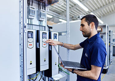 Mitarbeiter vor Schaltschrank