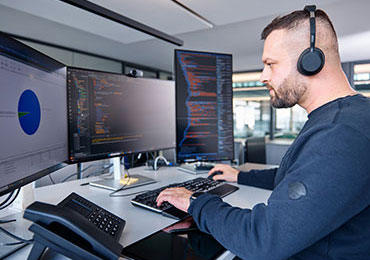 Software Entwickler schriebt Code