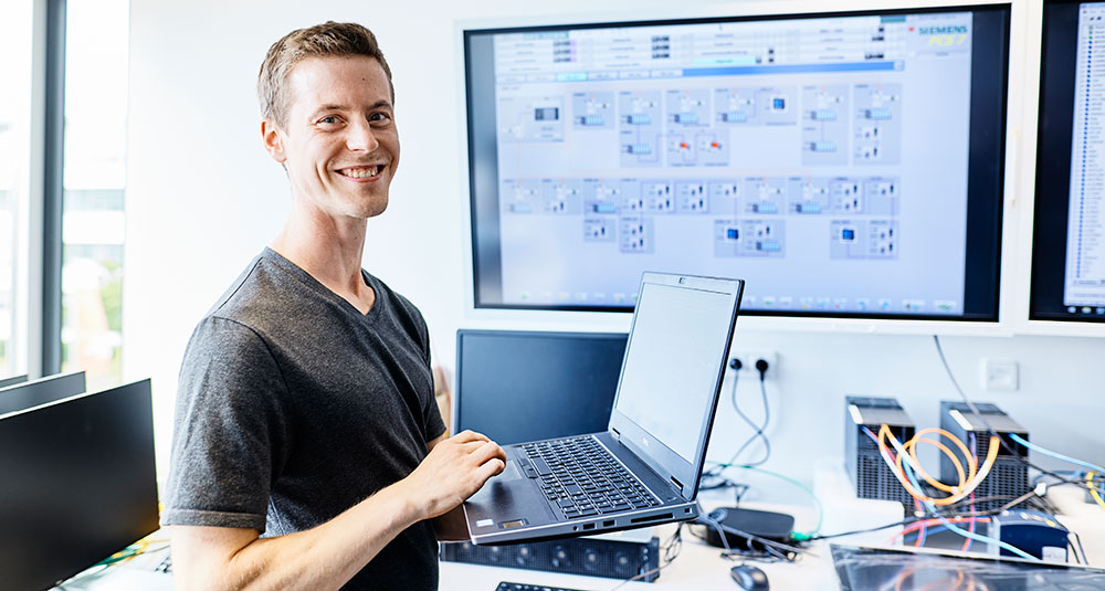 Mitarbeiter programmiert Prozessleitsystem