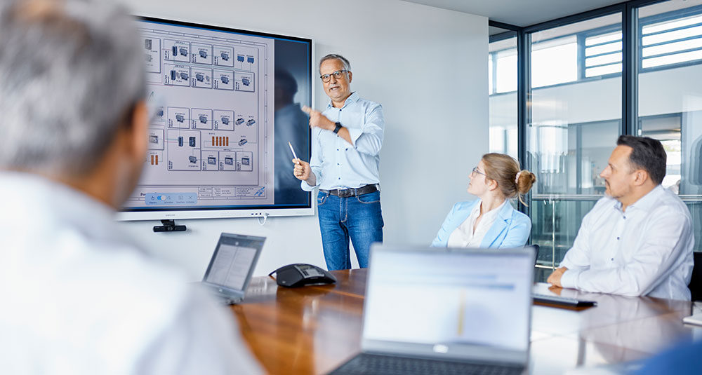 Besprechungssitation vor Monitor