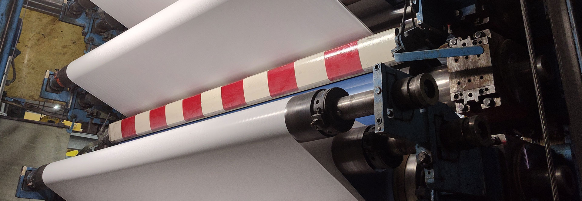 Papiermaschine in Produktionshalle