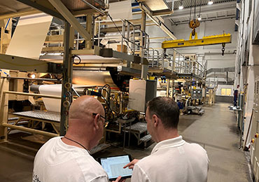 Mitarbeiter mit Tablet in Produktion