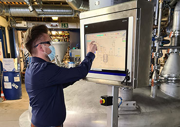 Mitarbeiter vor HMI Panel