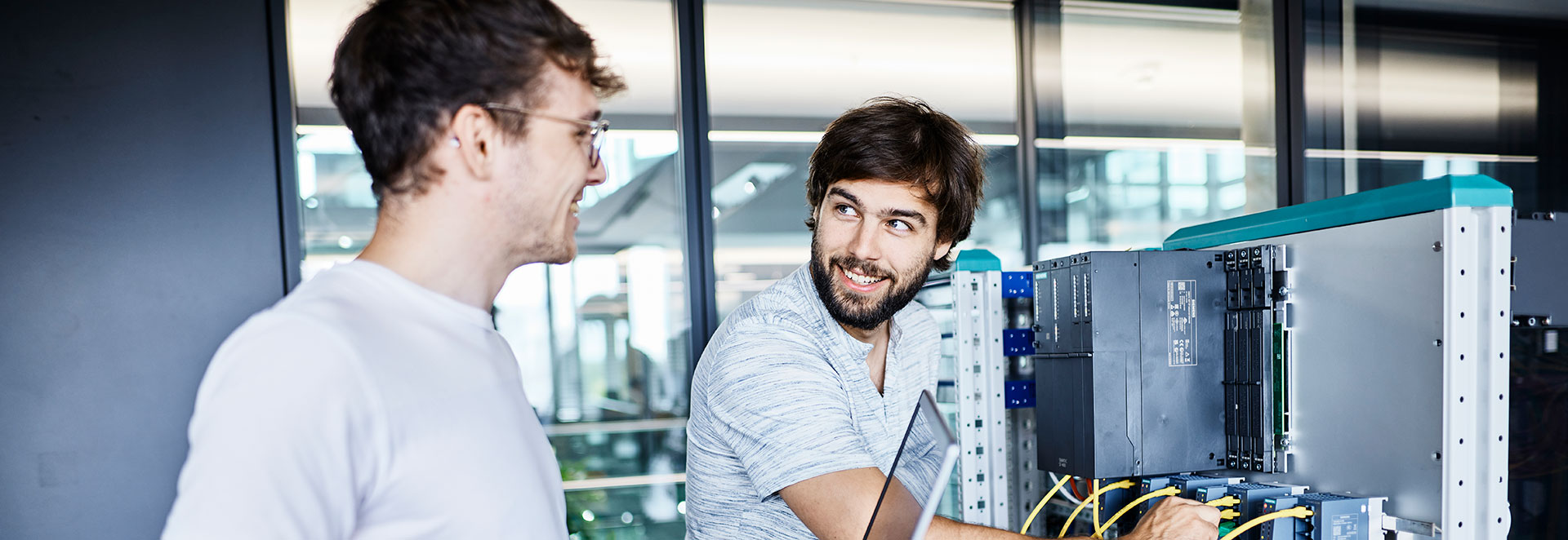 Techniker unterhalten sich