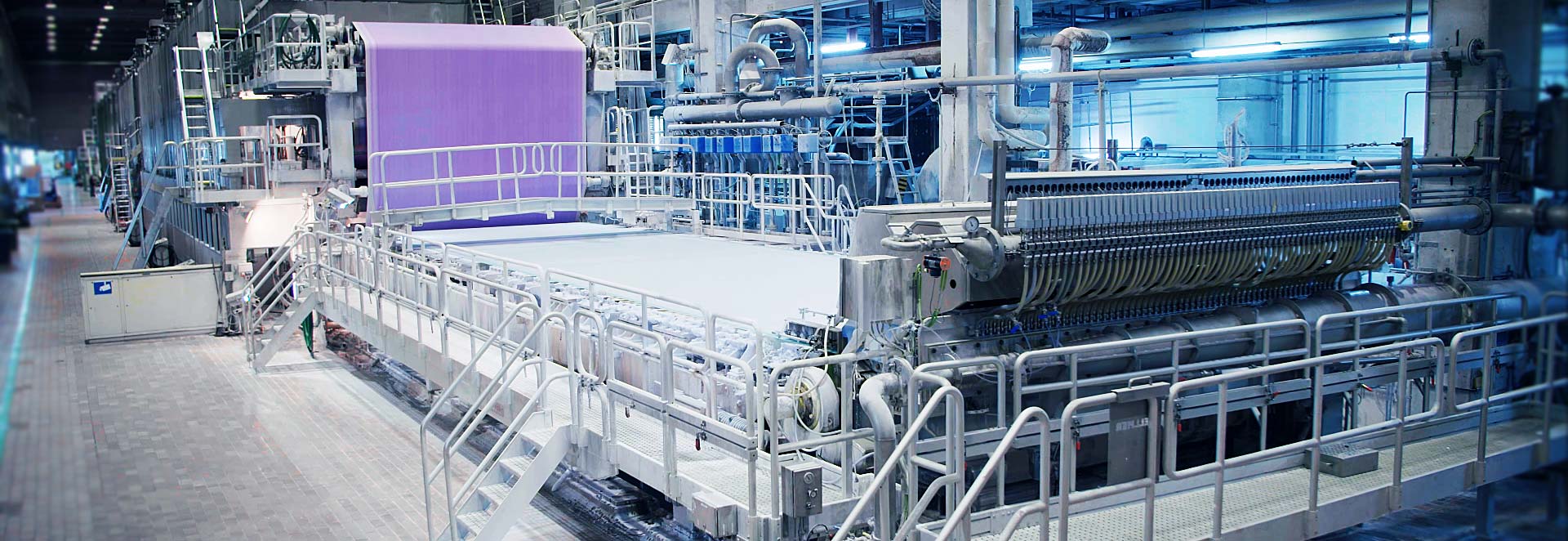 Papiermaschine in Produktionshalle