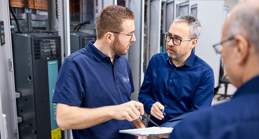 Zwei Techniker besprechen ein Projekt